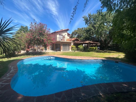Lindisima Casa En Esquina Con Gran Jardín Y Pileta