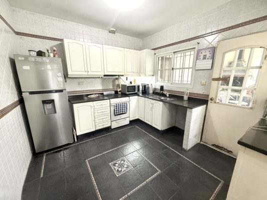 Casa en venta 5 ambientes cochera PB Olivos