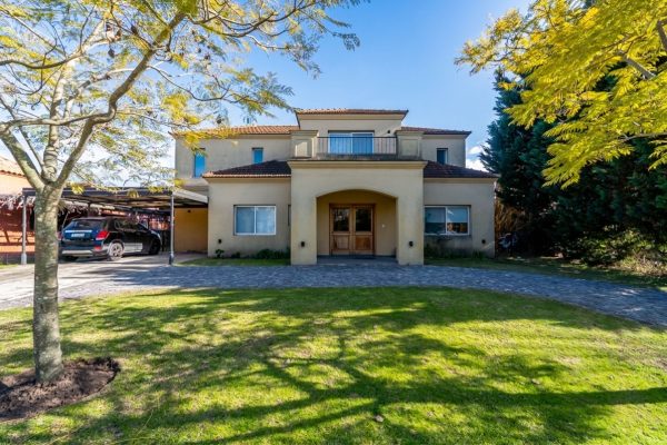 Venta Casa a la laguna en Barrio Santa Catalina