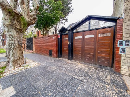 For Sale House with double covered garage — Olivos