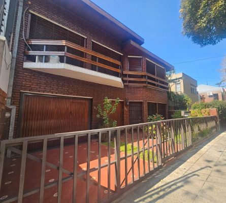 For Sale House 4-bedroom garden grill Vicente Lopez