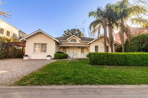 Casa en Venta-2 dormitorios, pileta -Santa Bárbara