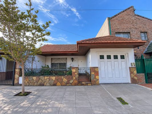 For Sale House San Fernando 2-bedroom Garage Pool