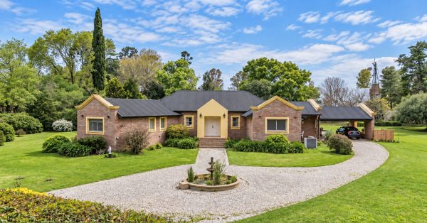 For Sale House (Large Lot) in Benavidez
