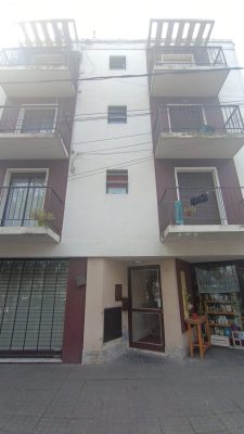Monoambiente frente a plaza y estación de tren