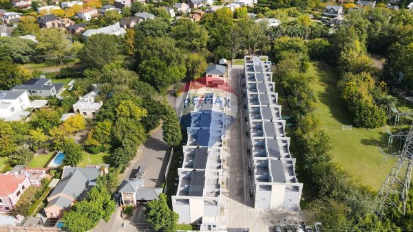 Vende casa de 5 amb. con pileta en Villa Adelina