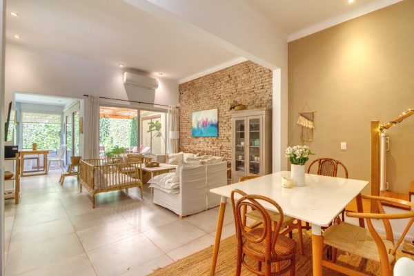 Casa En Martinez. 4 Ambientes. Refaccionada