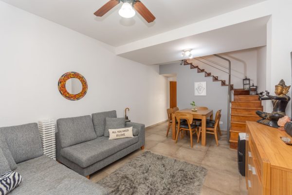 Triplex 4 amb en Venta con cochera y patio Olivos