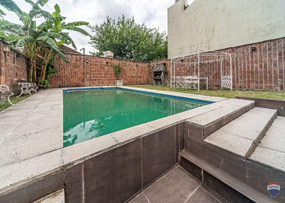 Casa De 2 Plantas Con Parque Y Pileta