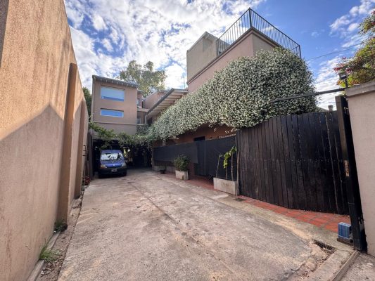 Land 319m with 5 Apartments and space for SUM.