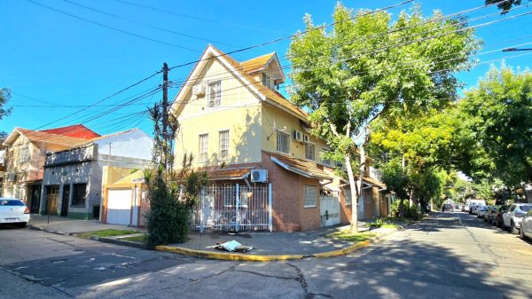 VENTA Triplex 2 Dorm. Olivos-cocher-patio-Luminoso