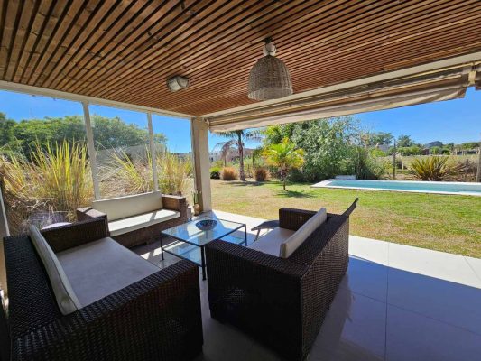 Venta casa de 5 ambientes con pileta en Albanueva