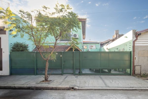 Casa en lote propio con jardín, 6 ambientes