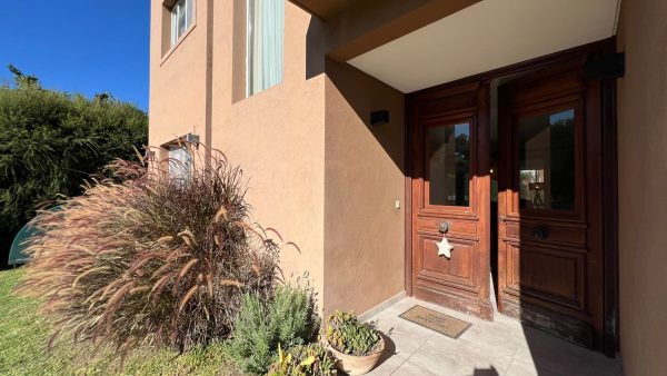 Casa en La Damasia, 3 dorm, 2 playroom, pileta
