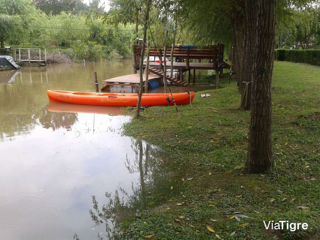 Marina flotante y kayak
